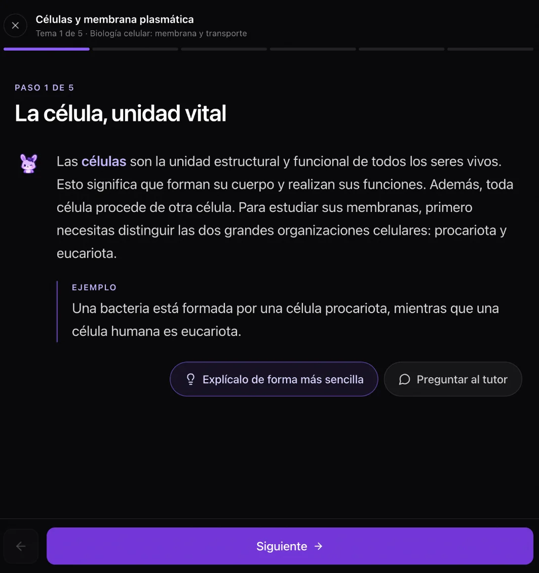 Lección del tutor de Laxu AI, paso 1 de 5, sobre la célula, con un ejemplo y los botones para simplificar o preguntar al tutor